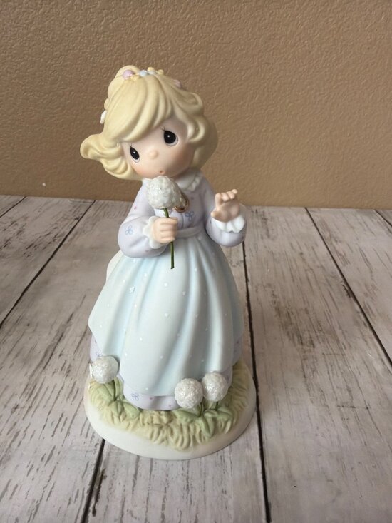 Precious Moments Other - Precious Moments 2001 Nearer to the Heart of God Figurine #890731 - No Box/COA